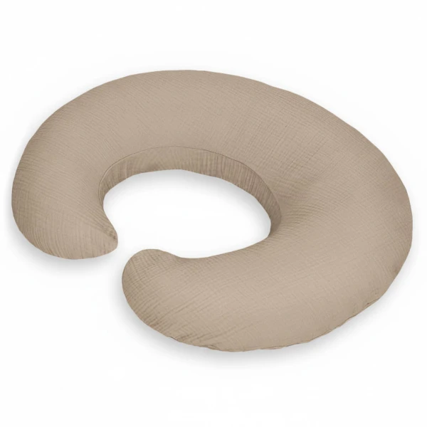 Kojící polštář ve tvaru rohlíku Mušelín Dusty Beige | Dolce Sonno