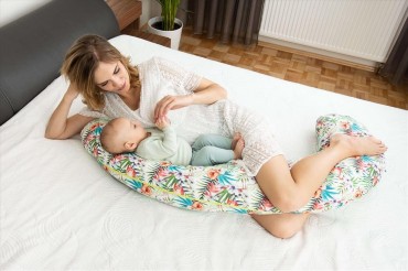 Spací polštář ve tvaru C 3 m - plameňáci | BabyMatex TB0081_05
