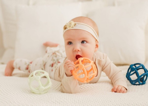 Giligums Silikonový kousací kroužek v podobě mátového míčku