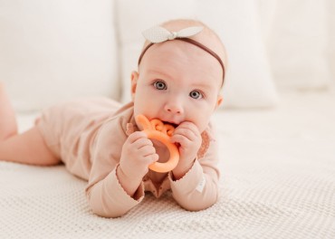 Giligums Silikonový kousací kroužek oranžová chobotnice